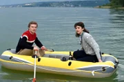 In rasender Geschwindigkeit nähert sich ein Sportboot dem Schlauchboot der beiden frischgebackenen Abiturienten Anna (Anuschka Tochtermann, r.) und Florian (David Meyer, r.).
