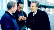 Detective Briscoe und Detective Green befragen einen Zeugen zum Mord an einem Ehepaar. Offensichtlich war das Paar in einen Drogendeal verwickelt.