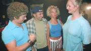 Atze (Atze Schröder, l.) und Murat (Fatih Cevikkollu, 2.v.l.) fanden Biggis (Anja Maria Mahler, r.) Auftritt beim "Wet-T-Shirt-Contest" super! Doch Bienes (Heike Kloss) Auftritt steht noch aus...