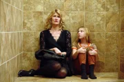 Jennifer heute (Laura Dern, li.) und gestern (Isabelle Nélisse, re.)