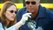 Wurde das Opfer mit diesem Revolver erschossen? Sara Sidle (Jorja Fox) und Gil Grissom (William Peterson) ermitteln.