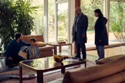Gemeinsam kommen Alex (Aylin Tezel, r.) und Nowak (Özgür Karadeniz, 2.v.r.) der Enthüllung immer näher. Ihre Suche führt erneut zu Radu Motrescu (Aleksandar Tesla, l.) und seinem Sohn (Christiano Papasimos, 2.v.l.).