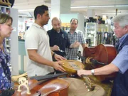 Familie Gutshausen hat Musik immer geliebt, so findet man zwei Celli, drei Geigen, eine Mandoline und ein altes Klavier...