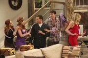 It's Partytime: Walden (Ashton Kutcher, 3.v.r.), Alan (Jon Cryer, 3.v.l.), Jenny (Amber Tamblyn, l.), Sarah (Tara Perry, 2.v.l.), Heidi (Nicole Travolta, 2.v.r.) und Michaela (Molly Stanton, r.) ...