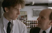 Der Metzger Ray Dorset (Bill Thomas, r.) ahnt, dass sein Sohn Jack (Tobias Menzies), der seit Kindertagen mit Peter Drinkwater befreundet ist, ihm etwas verheimlicht.
