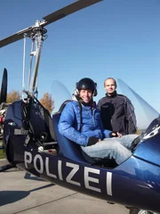 Willi (links) im Gyrocopter mit Polizist Sebastian Seidl.