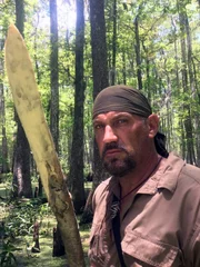 EJ Snyder stehend mit Speer. EJ Snyder stehend mit Speer.