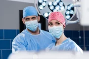Katharina Wörners Schwangerschaft ist eine Risiko-Schwangerschaft. Das Baby muss noch im Mutterleib am Herzen operiert werden. Dr. Niklas Ahrend (Roy Peter Link) und Julia Berger (Mirka Pigulla).