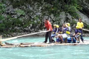 Goran Lekovic (links) bei der Floßfahrt mit Touristen.