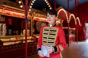 Mascha Petrowa (Natalya Bogdanis) steht in ihrer Uniform im Foyer des Zirkus.