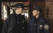 Als Jamie (Will Estes, l.) Eddie (Vanessa Ray, r.) nach einem Date mit blauen Flecken im Gesicht antrifft, glaubt er ihrer harmlosen Erklärung nicht. Er beginnt, ihr nachzuspionieren ...