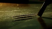 Linien von Methamphetamin, die von einem Konsumenten geschnupft werden. Meth ist eines der weltweit stärksten Stimulanzien, das in jeder Apotheke und jedem Baumarkt erhältlich ist. Es wird gespritzt, geraucht und geschnupft.
