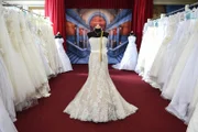 DAS HOCHZEITSHAUS  in Dresden bietet auf über 2000qm Brautmode für jeden Geschmack, jedes Alter und jeden Geldbeutel. Uwe ist überzeugt: Er findet das perfekte Kleid für jede Braut.