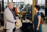 Merle (Anja Franke, r.) ist geschockt, als plötzlich ihr Ex-Liebhaber Jan Dieck (Heinrich Rolfing, l.) vor ihr steht.
