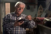 Dr. Mark Sloan (Dick Van Dyke) entdeckt in einem Abstellraum eine interessante Notiz ...