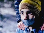 Der zwölfjährige Sami Ibarra (Adrian Davila) wird im Park überfallen. Er kämpft um sein Leben.