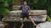 Meeresbiologe Dave McCabe lebt mit seiner Frau Kathy und seinen fünf Kindern in einem Traumhaus mit herrlicher Aussicht auf der Insel Siesta Key vor der Küste Floridas. Nur der Pool passt nicht in die atemberaubende Landschaft. Deshalb bauen Lucas Congdon und sein Team das Schwimmbecken zu einer spektakulären Badelandschaft um, inklusive Wasserfall, Brücke und Koi-Teich. Die Wassertemperatur und die Beleuchtung in der künstlichen Lagune werden über ein modernes Outdoor-AV-System gesteuert.