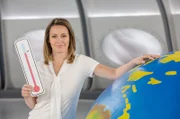 Schon lange denken Wissenschaftler darüber nach, die Erderwärmung durch sogenanntes „Geoengineering“ zu stoppen. Historische Vulkanausbrüche dienen dazu als Vorbild. Wie das funktionieren könnte und was solch ein Eingriff tatsächlich für unser Klima bedeuten würde, erklärt Anja Reschke in „Wissen vor acht - Zukunft“.
