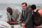 DI Richard Poole (Ben Miller) mit dem Gefangenen bei der Überfahrt.