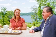 Cosima Tauber (Caroline Beil, li.) gibt gegenüber Kommissar Hofer (Joseph Hannesschläger, re.) vor, nichts mit der Tat zu tun zu haben.
