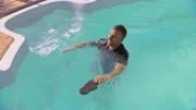 Terry und Cynthia Pankiw können von ihrer Terrasse aus Seekühe und Delfine beobachten. Das Ehepaar lebt auf einem herrlichen Grundstück an der Westküste Floridas. Der Poolbereich im Garten ist jedoch veraltet und muss dringend erneuert werden. Deshalb rufen die beiden das Team von "Lucas Lagoons" zu Hilfe. Die Profi-Handwerker bauen für ihre Kundschaft ein Wellness-Paradies mit diversen technischen Extras. Dort kann man nicht nur die Seele baumeln lassen, sondern auch zünftige Partys feiern.