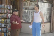 Frank (Danny Devito, l.) und Mac (Rob McElhenney, r.) geben alles dafür, um das Geld für den verkauften Stoff aufzutreiben. Der Tag der Übergabe rückt mit näher ...