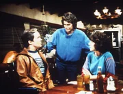 Jonathan (Michael Landon, M.) erfindet einen Grund, Scottie (James Troesh, l.) und Diane (Margie Impert, r.) allein zu lassen.