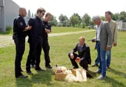 ARD ROTE ROSEN FOLGE 1122, Philipp (Thorsten Nindel, 3.v.r.) blamiert sich bis auf die Knochen, als bei dem Zugriff auf Falk (Guido Broscheit, 2.v.l.) lediglich Whiskey, anstelle von Schwarzgeld, zum Vorschein kommt (Polizei: Komparsen).