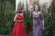 Als gro&szlig;e Schwester setzt sich Kate (Kelli Garner, l.) f&uuml;r Kate ein, auch wenn sie damit die Wut ihrer Mutter Judith (Kate Jennings Grant, r.) auf sich lenkt ...
