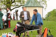 Fluglehrer Scharf (Alex Huber, r.) macht Kommissar Hartl (Michael A. Grimm, l.) auf eine heiße Spur aufmerksam.