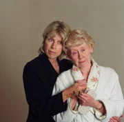 Pru Bennett (lAngela Down, l.) mit ihrer todtranken Tante Celia (Gudrun Ure).