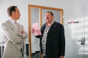 Rosenheim-Cop Korbinian Hofer (Joseph Hannesschläger, re.) konfrontiert Bernd Schelling (Moritz Lindbergh, li.) mit den neuesten Ermittlungsergebnissen.