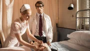 Joan Millar (Jessica Marais, l.); Dr. Patrick McNaughton (Jonathan LaPaglia, r.)