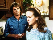 Jonathan (Michael Landon, l.) versucht, der unglücklichen Marsha (Coleen Maloney, r.), die unheilbar an Krebs erkrankt ist, zu helfen.