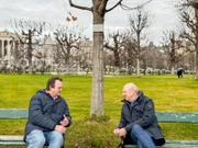 Warum der ehemalige Landeshauptmann Erwin Pröll so viel über Fichtenwälder weiß, findet Hanno Settele (l.) im Wiener Volksgarten heraus.