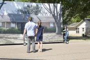Joanna Gaines (r.)
