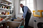 Beissl (Andreas Giebel) muss sich alleine um das umgefallene Regal kümmern.