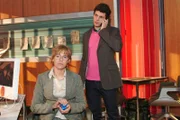 Lisa (Alexandra Neldel, l.) verfolgt ungeduldig das Telefonat, das Rokko (Manuel Cortez, r.) mit der Polizei führt. (Dieses Foto von Alexandra Neldel darf nur in Zusammenhang mit der Berichterstattung über die Serie "Verliebt in Berlin" veröffentlicht und verbreitet werden.)