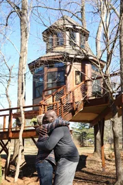 Pete builds a cabin for American basketball player Shaquille O'Neal.