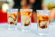 Der Uni-Shooter von „Poppa’s Fresh Fish Market“ wird alkoholfrei serviert und verwendet eine Kombination aus Austern und würziger Sojasauce, die dann mit einem Stück frischem orangefarbenen Seeigel abgerundet wird.