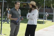 Jimmy DiMeo (John Ross Bowie, r.); Maya DiMeo (Minnie Driver, l.)