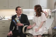 Da Lily (Alyson Hannigan, r.) nach einigen Monaten immer noch nicht schwanger ist, beschließt sie, mit Marshall (Jason Segel, l.) zu einem Spezialisten zu gehen ...
