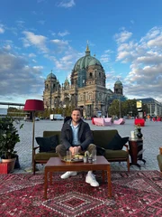 Psychologe Leon Windscheid im Setting für eine Straßenumfrage in Berlin