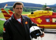 Wächter (Manfred Stücklschwaiger) wurde von den Militärs zur Landung auf der Helicopter-Basis gezwungen. Er und seine Kollegen Lüdwitz und Berger müssen isoliert werden. Sind sie tatsächlich mit einem Kampfstoff in Kontakt gekommen?