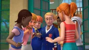 Die Mitschüler lassen Alvin links liegen, da er kein Handy mehr besitzt.