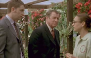 Inspector Barnaby (John Nettles, M.) und Sergeant Troy (Daniel Casey, l.) erfahren von der jungen Caroline Devere (Chloe Tucker, r.), dass ihr Freund Peter Drinkwater ein Verhältnis hatte.