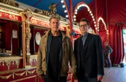 Finn (Sven Martinek, l.) und Lars (Ingo Naujoks, r.) stehen im Foyer des Zirkus und sehen sich um.