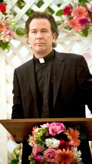 Als vermeintlicher Pfarrer dringt Nathan Ford (Timothy Hutton) unbemerkt mitten in das Mafia-Familiengelage ein.