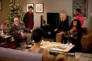 Die liebevoll vorbereitete Weihnachtsfeier verläuft anders als geplant, nachdem Professor Cornwallis (Malcolm McDowell, l.) die Note der abgegebenen Geschichtsarbeit verkündet. Abed (Danny Pudi, vorne), Shirley (Yvette Nicole Brown, r.), Chang (Ken Jeong, 2.v.l.), Troy (Donald Glover, r. hinten) und Britta (Gillian Jacobs, 2.v.r.) treten entschlossen in Aktion ...