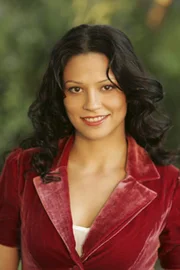 (1. Staffel) - Amita Ramanujan (Navi Rawat) ist Charlies Doktorandin und hilft ihm sogar gelegentlich bei seiner Arbeit für das FBI ...